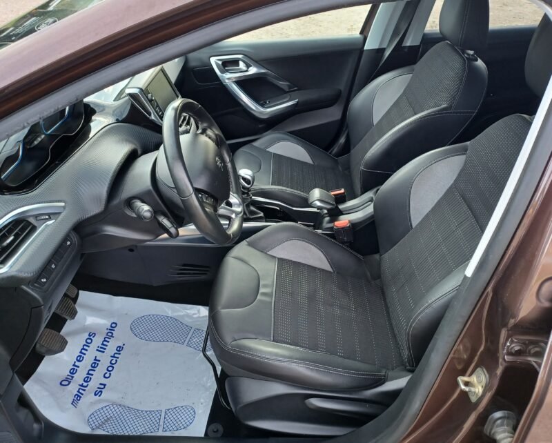 PEUGEOT 2008 1.6 e-hdi 115 cv Allure